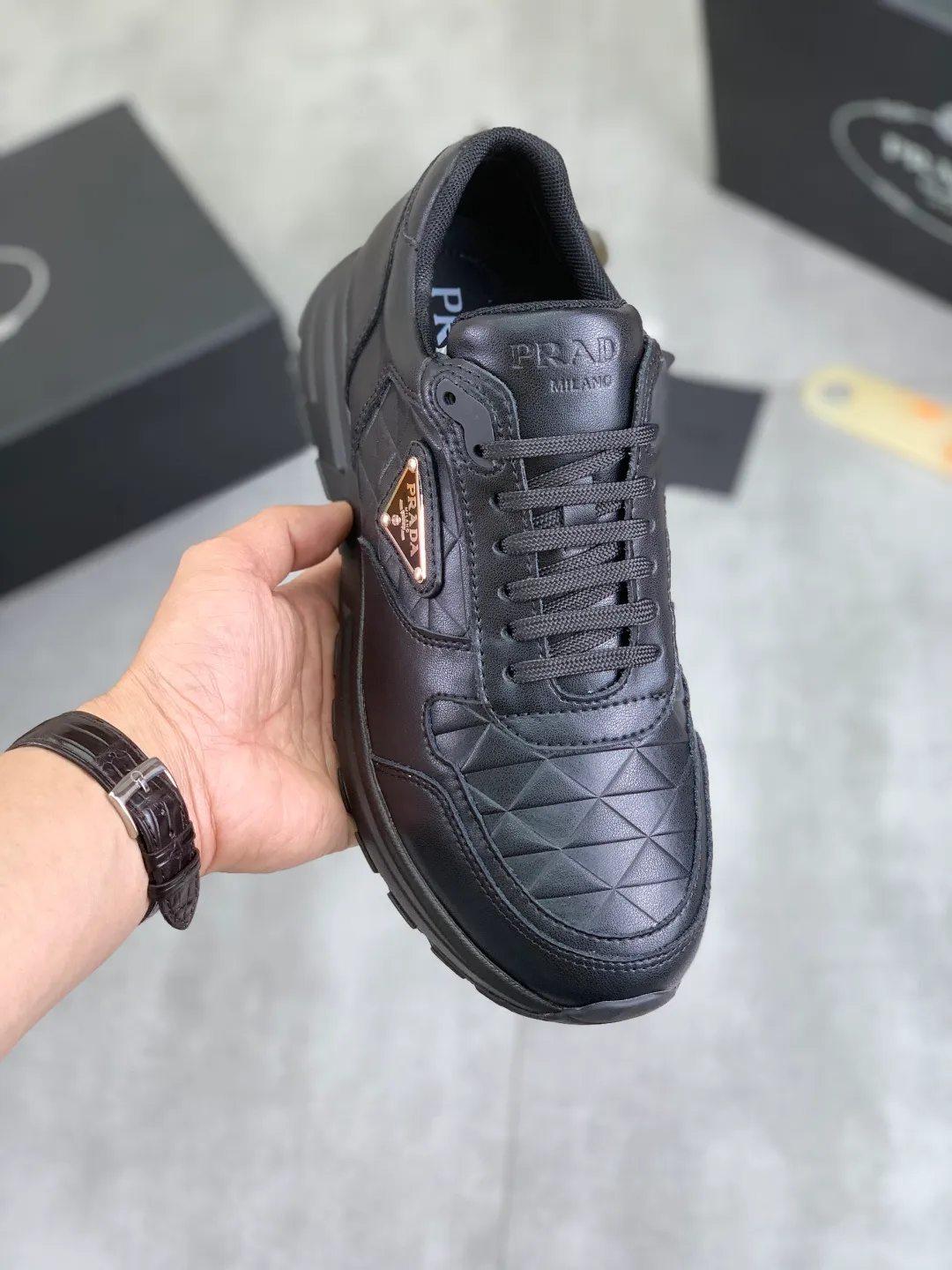 Men's men's shoes 💰P540💰 [New model] popular models are on the official website, 🆘 Trendy brand (Prada) mainly promotes popular models, avant-garde and versatile fashion men's shoes private version mold opening, cowhide surface splicing 1:1 replica... fashionable and simple, original imported cowhide lining cowhide feet; the atmosphere and personality are more fashionable, eye-catching and pursuing class. It will subvert the old idea and be a must-have for fashion trendsetters with you! Must keep it for yourself! Tall and comfortable, large and low, high-end quality workmanship. Code number: 38-44; 2 colors available.